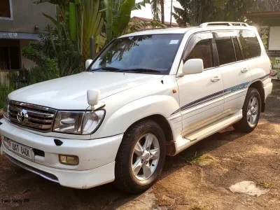 Toyota-Land-Cruiser-V8-Rental-in-Uganda